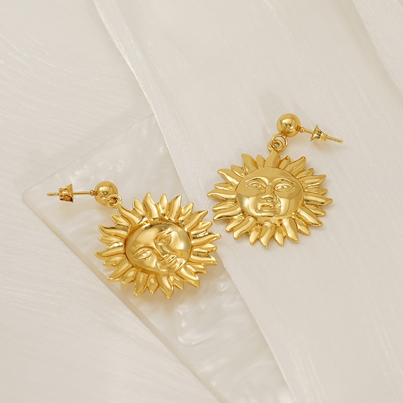 Pendientes de girasol sonriente de acero inoxidable europeo y americano retro Pendientes de acero de titanio Pendientes de acero inoxidable de amor Pendientes al por mayor