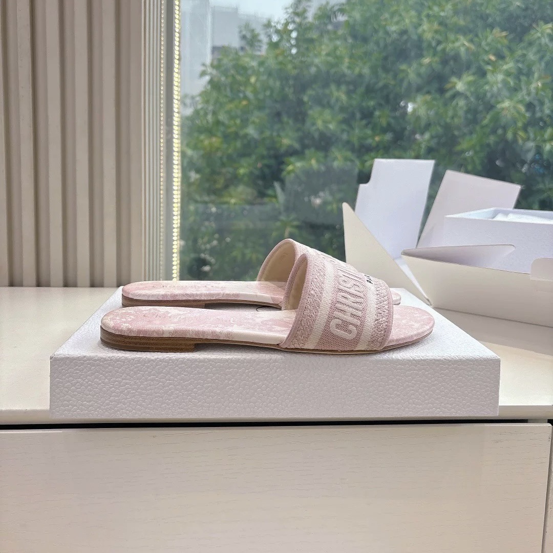 2025 verano D casa pantuflas bordadas mujeres que usan ropa exterior celebridad de Internet playa piel de oveja con zapatillas de diamantes de imitación de tacón medio mujeres