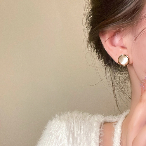 Hong Kong style retro round cat's eye stone earrings for women, light luxury earrings, niche design, simple and versatile earrings