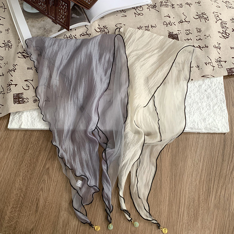 Pañuelo de seda de alta calidad nuevo estilo de verano en forma de diamante bufanda pequeña diseño de color sólido sentido colgante pequeño bufanda de estilo fino bufanda de gasa pañuelo en la cabeza