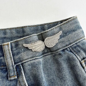 Pantalones de jeans de cintura, botones de cintura ajustados, botones ajustables fijos