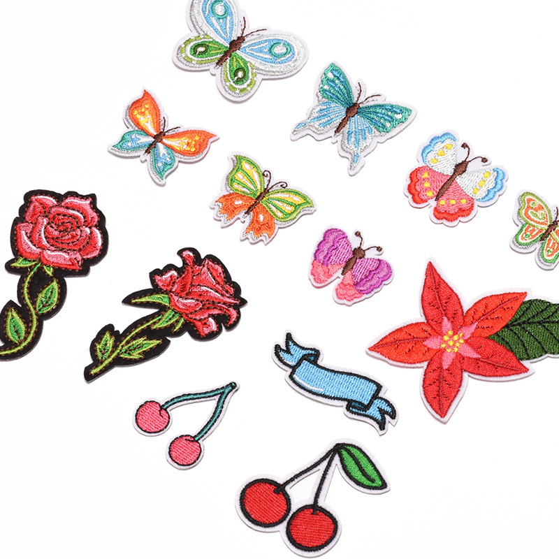 Nuevo personalizado autoadhesivo pegatinas de tela moda Rosa mariposa autoadhesivo bordado parche pegatinas ropa pegatinas