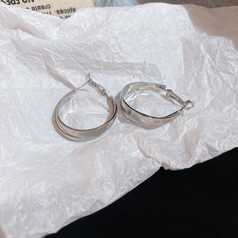 Pendientes ovalados simples de aguja de plata Pendientes de tendencia de personalidad transfronteriza europea y americana Pendientes de diseño de todo fósforo de nicho al por mayor