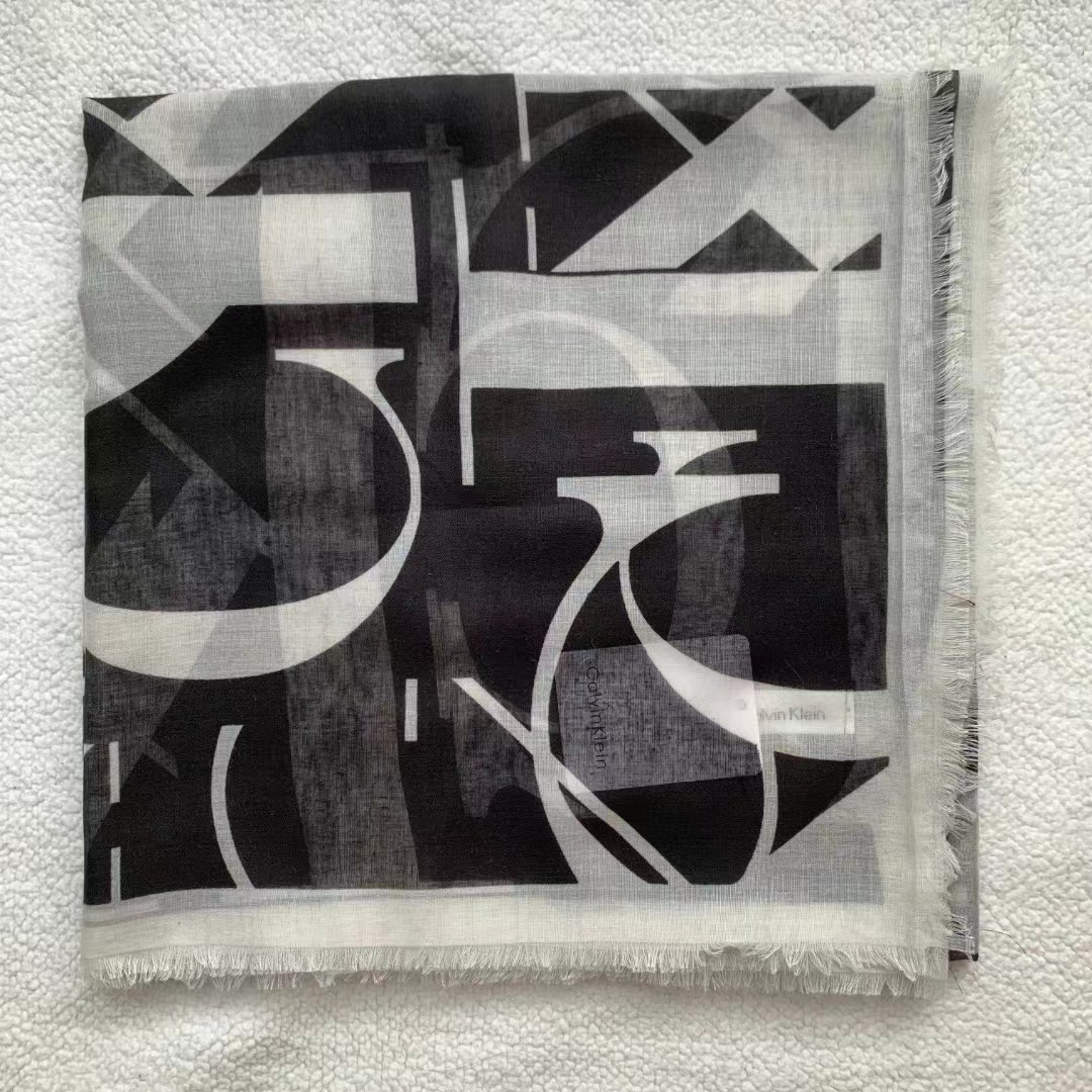 검은 색 바닥이있는 흰색 큰 편지 광장