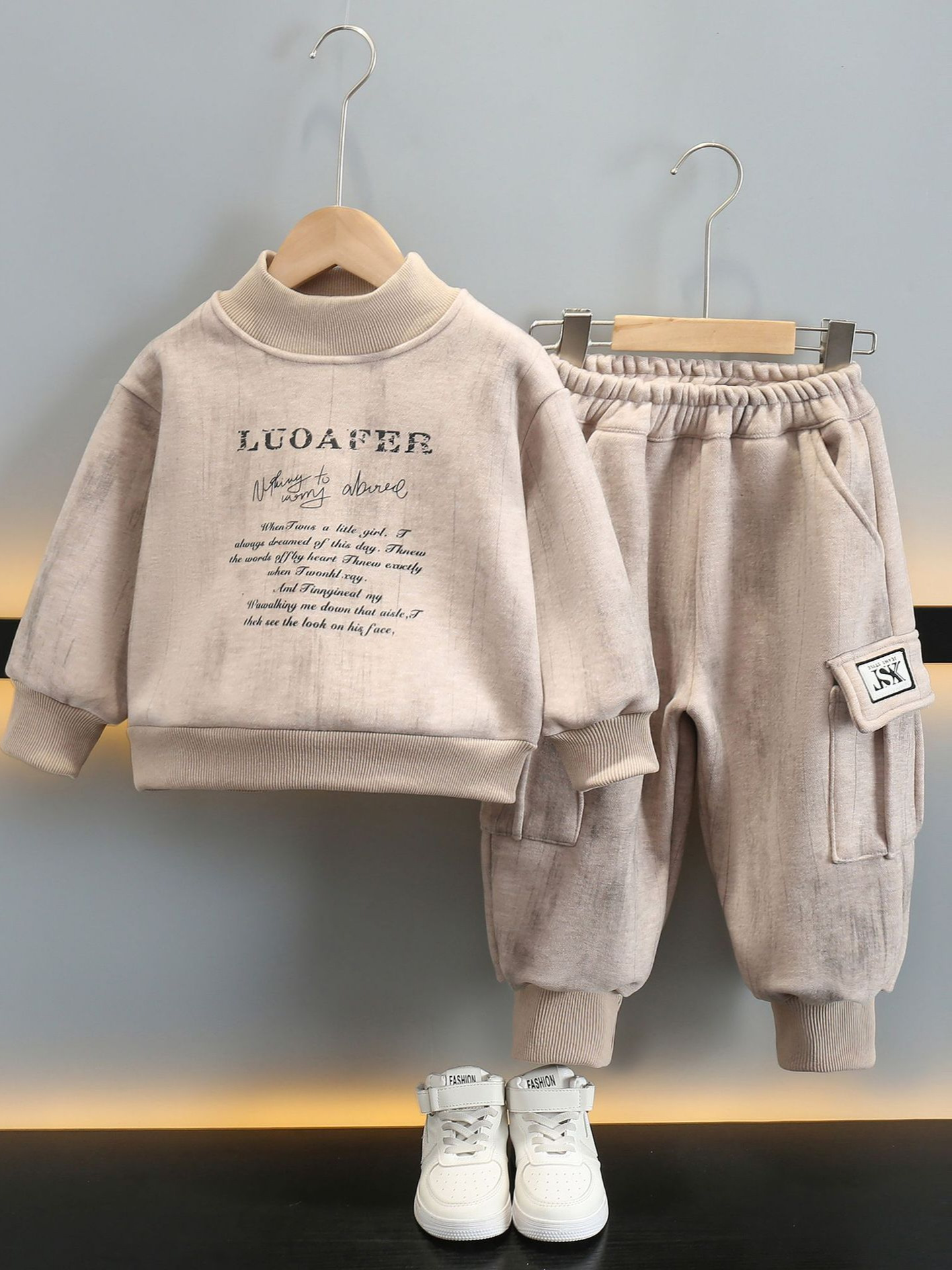 6748 Traje de niño Otoño 2025 Nuevo estilo Red de Internet Estilo occidental para niños más suéter de terciopelo Otoño e invierno Un traje de dos piezas de terciopelo