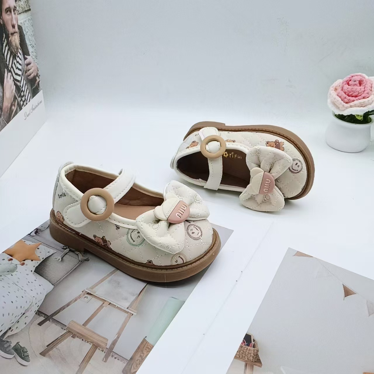 Zapatos de cuero de otoño para niñas, zapatos de punta cuadrada con dibujos animados para niñas pequeñas, zapatos planos de princesa de suela blanda, zapatos ligeros para niñas