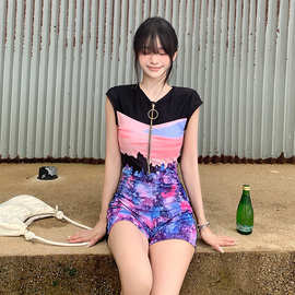 泳衣女款2025新款连体平角保守遮肉显瘦女孩学生运动风高级感泳装