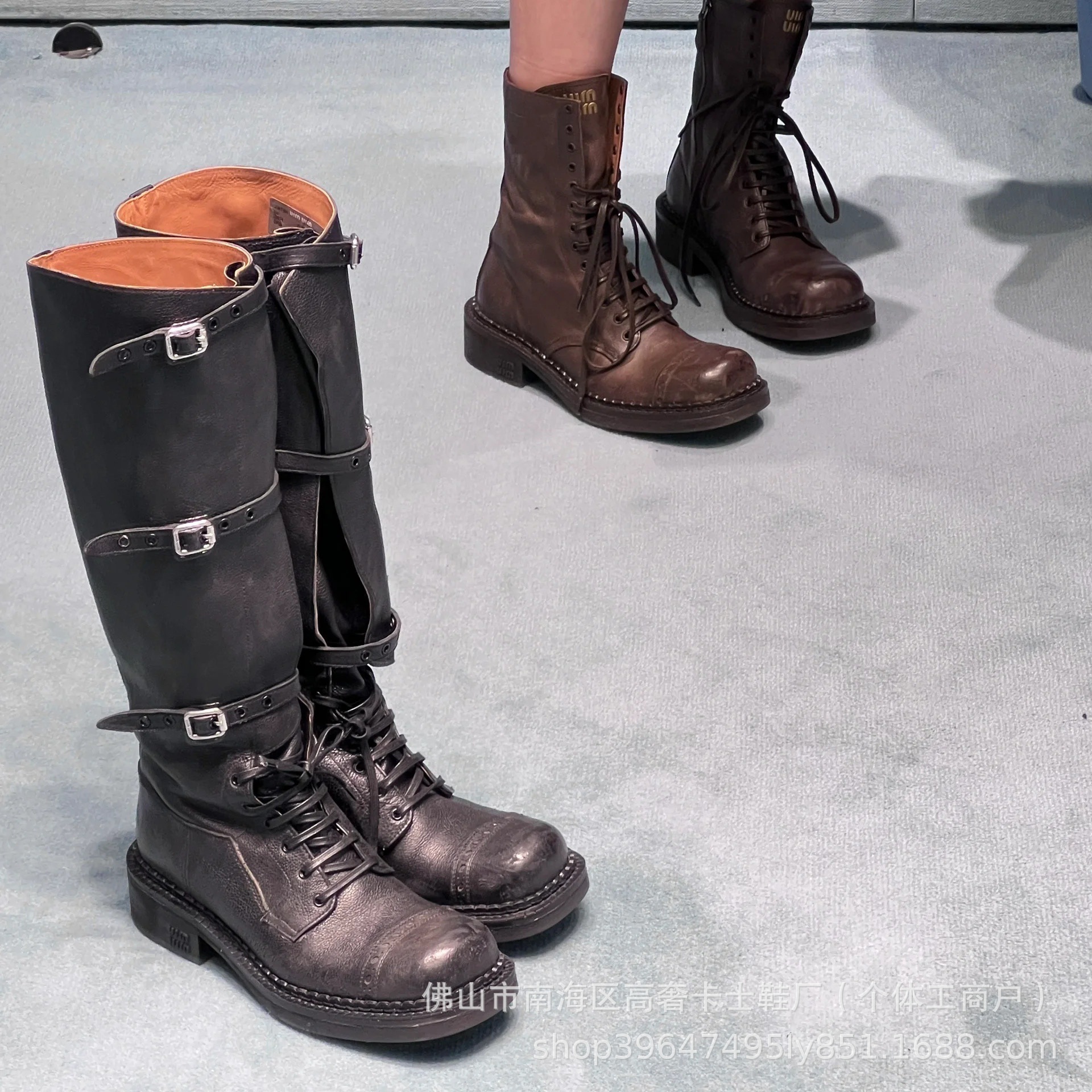 miu ランウェイモデルレトロオールドナイトブーツ 2024 新しいスクエアヘッドベルトバックルメイラードスタイルオートバイブーツ女性用