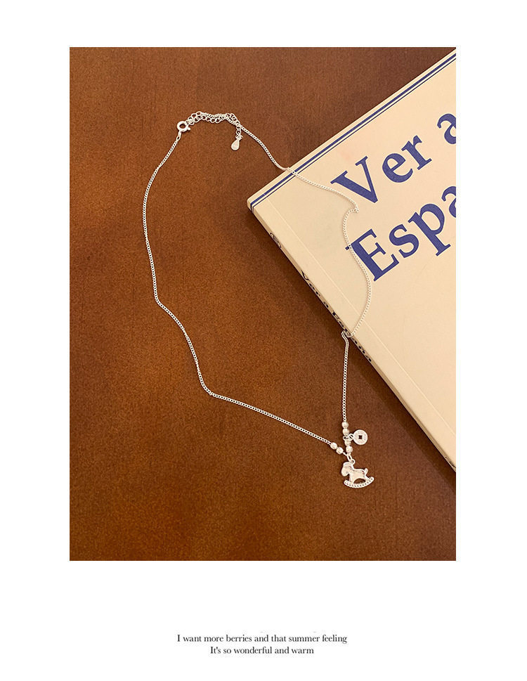 Collier pendentif poney en bois et cristal élégance raffinée_voghion.com