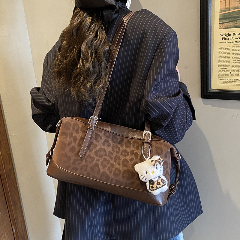 Bolsa de almohada retrógrada de leopardo bolso de mano de viaje para mujeres otoño y invierno 2025 nueva moda simple bolso de hombro axilar