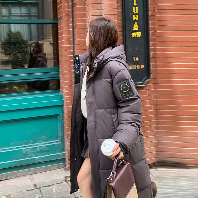 Gran chaqueta de algodón de plumón para mujeres más largo de la rodilla en invierno de 2025 nuevo diseño de estilo académico grueso abrigo abrigo