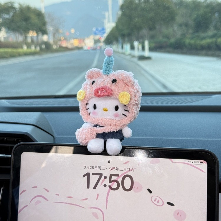 Carretera tiburón mujer mano gatita decoración de coche 2025 nuevo coche consola decoración interior muñeca de peluche