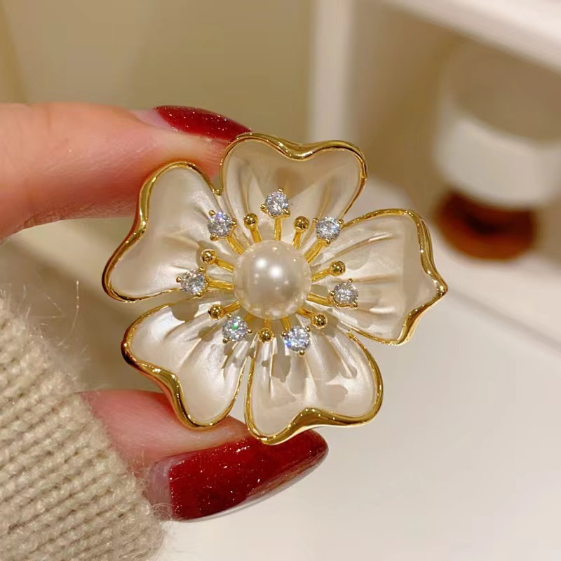 Camellia Brooch with a High-End, Luxurious Feel, Super Beautiful Enamel-Painted Floral Design, Anti-Exposure Pin for Women