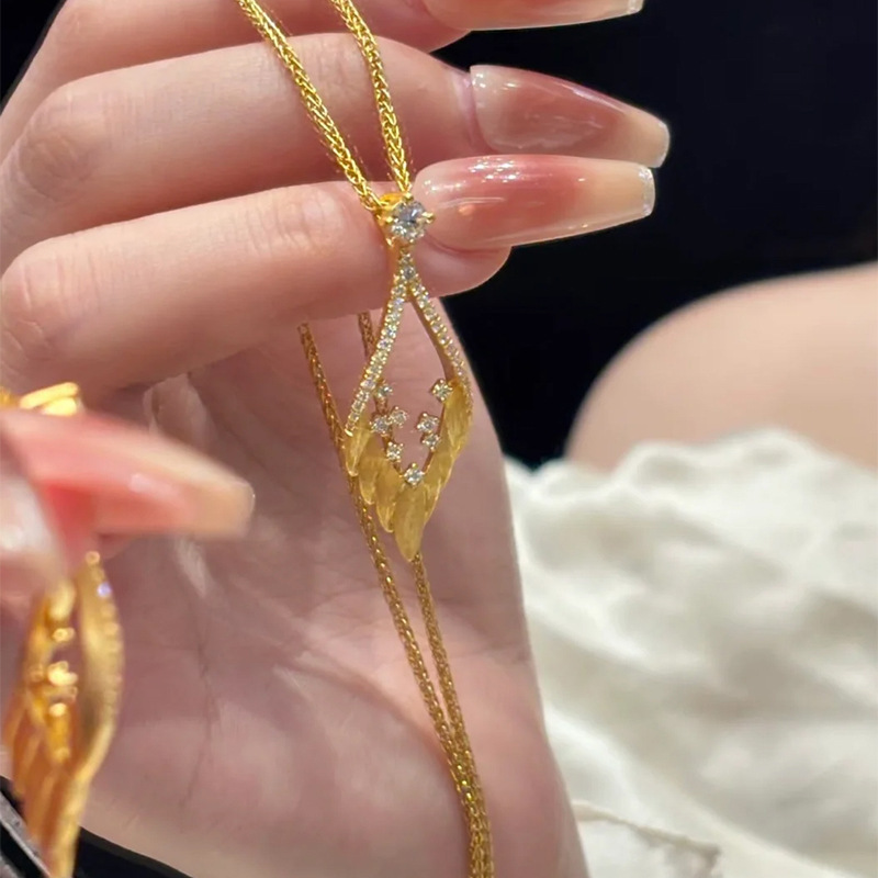 Xiaohongshuの人気スタイルゴールデンブラッシュフェザードットダイヤモンドネックレスユニークなデザインの鎖骨チェーンドロップシッピング|undefined