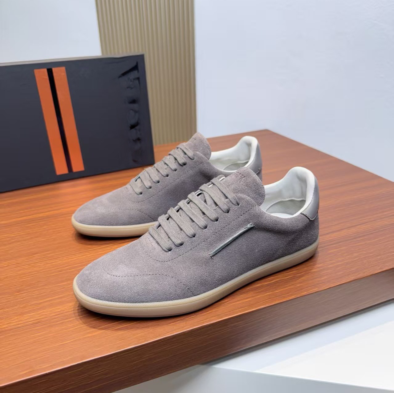 Estación europea nueva suela gruesa zapatos deportivos de hombre zapatos de cabeza redonda zapatos de negocios zapatos de cuero casuales de alta gama zapatos blancos pequeños