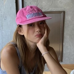 韓国のinsバラの赤い文字刺繍のひさしの帽子のヒップホップの街頭のアヒルの舌の帽子の子供の春夏の野球の帽子の潮