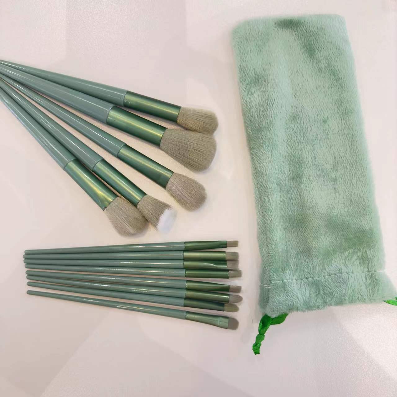 Al por mayor nuevo 13 cuatro estaciones verde maquillaje cepillo conjunto polvo suelto suave pelo maquillaje herramientas ventas directas de la fábrica