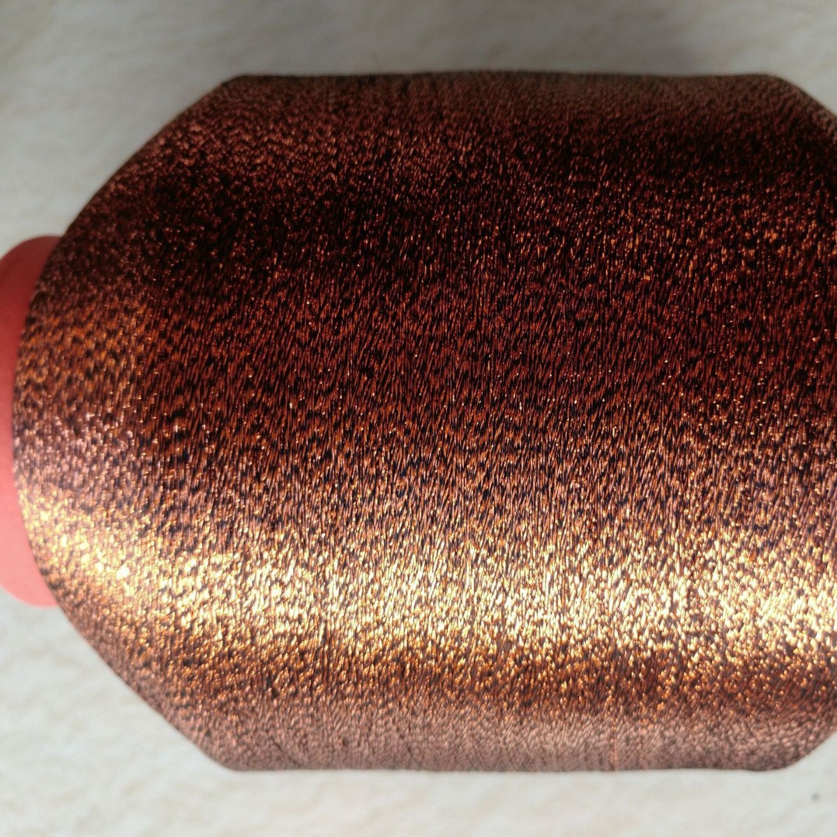 2股白色FDY涤纶丝包覆粉色彩虹细丝并三股线双彩蓝黑细丝并合线