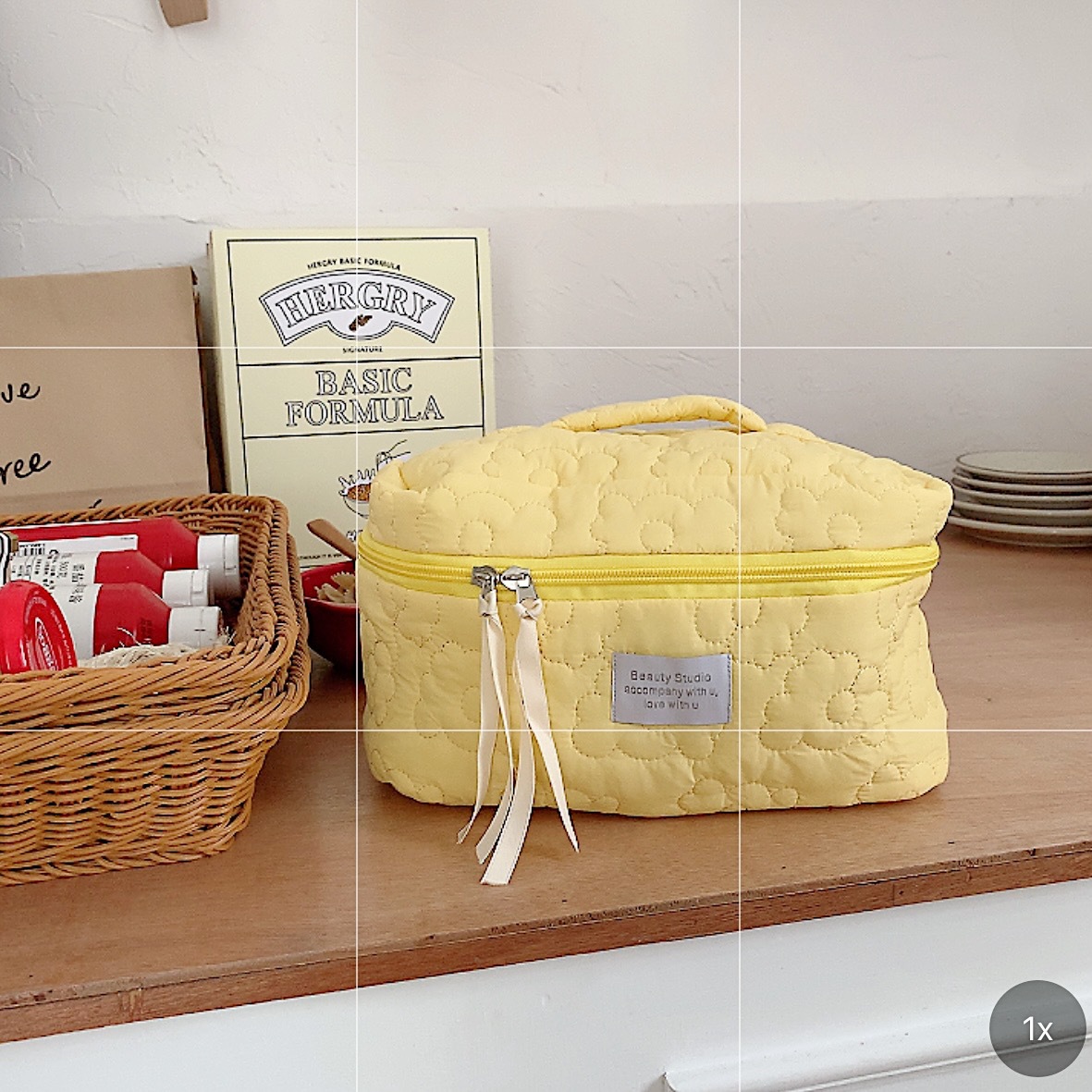 The 2631 Japanese-style fresh color-blocking flower hand-held makeup bag has a large capacity and can be carried hand in hand with a storage bag and a student pen case undefined