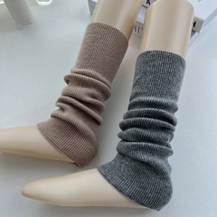 新型の柔らかいカシミヤの靴下のカバーの薄い色の純色のニットの足のカバーのヨガの足のカバーの細い条の両用の白い腕のカバー