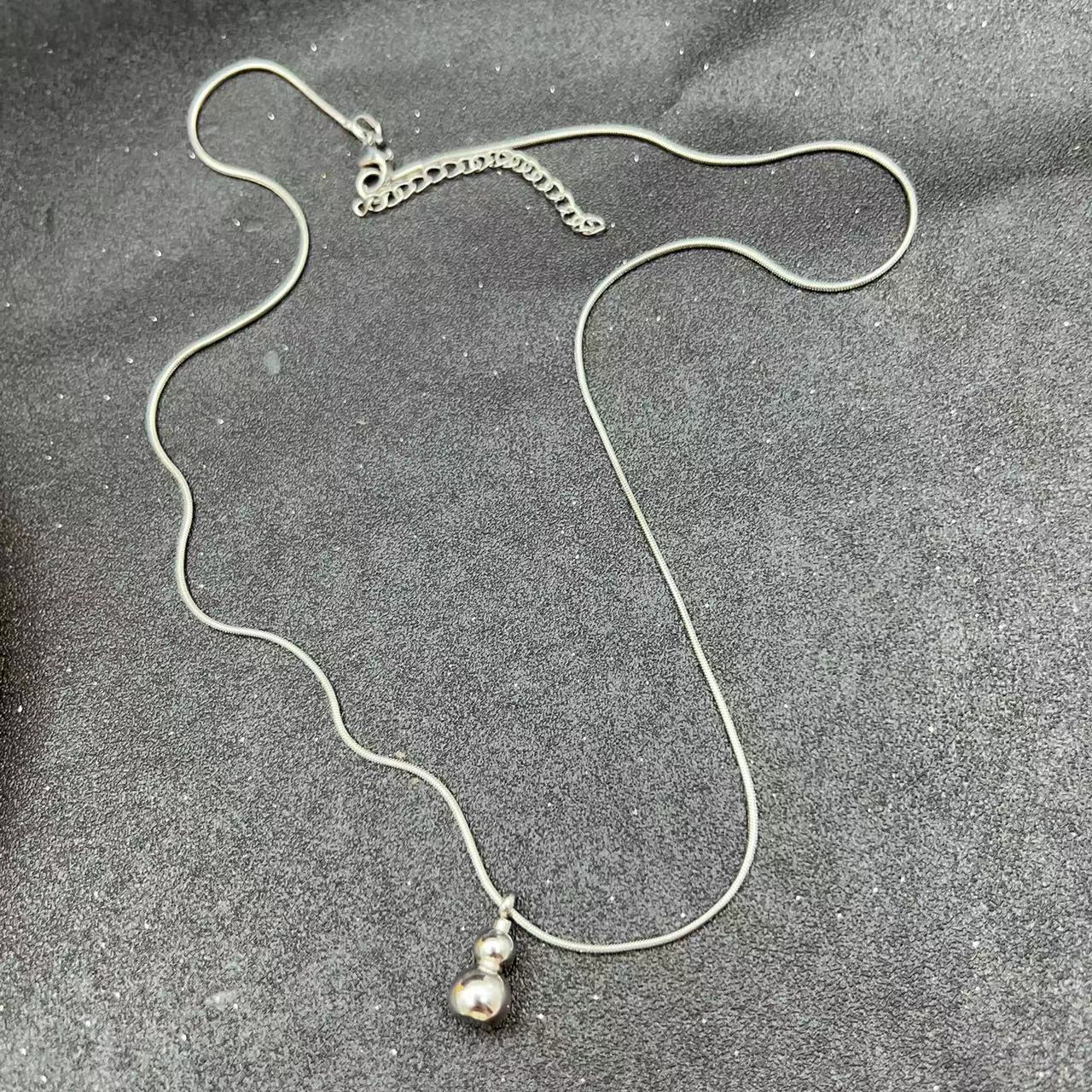 collana in acciaio al titanio zucca semplice, lussuosa e generosa. La mini solida piccola catenina per clavicola a sfera è una donna_voghion.com