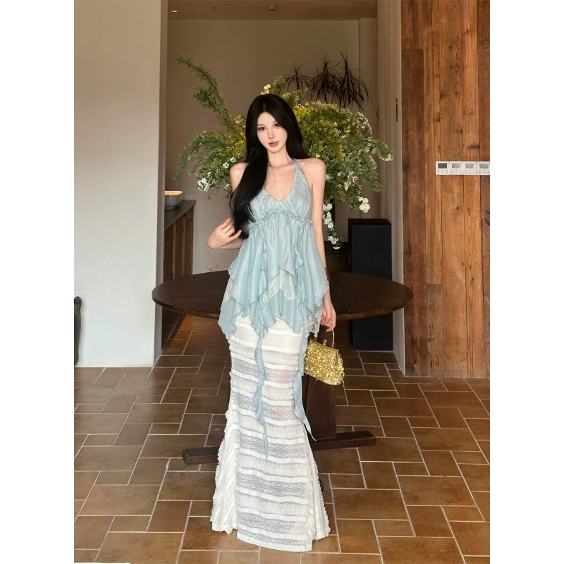 Реальный снимок готового асимметричного топа с лямкой на шее и юбки с кружевной лентой.