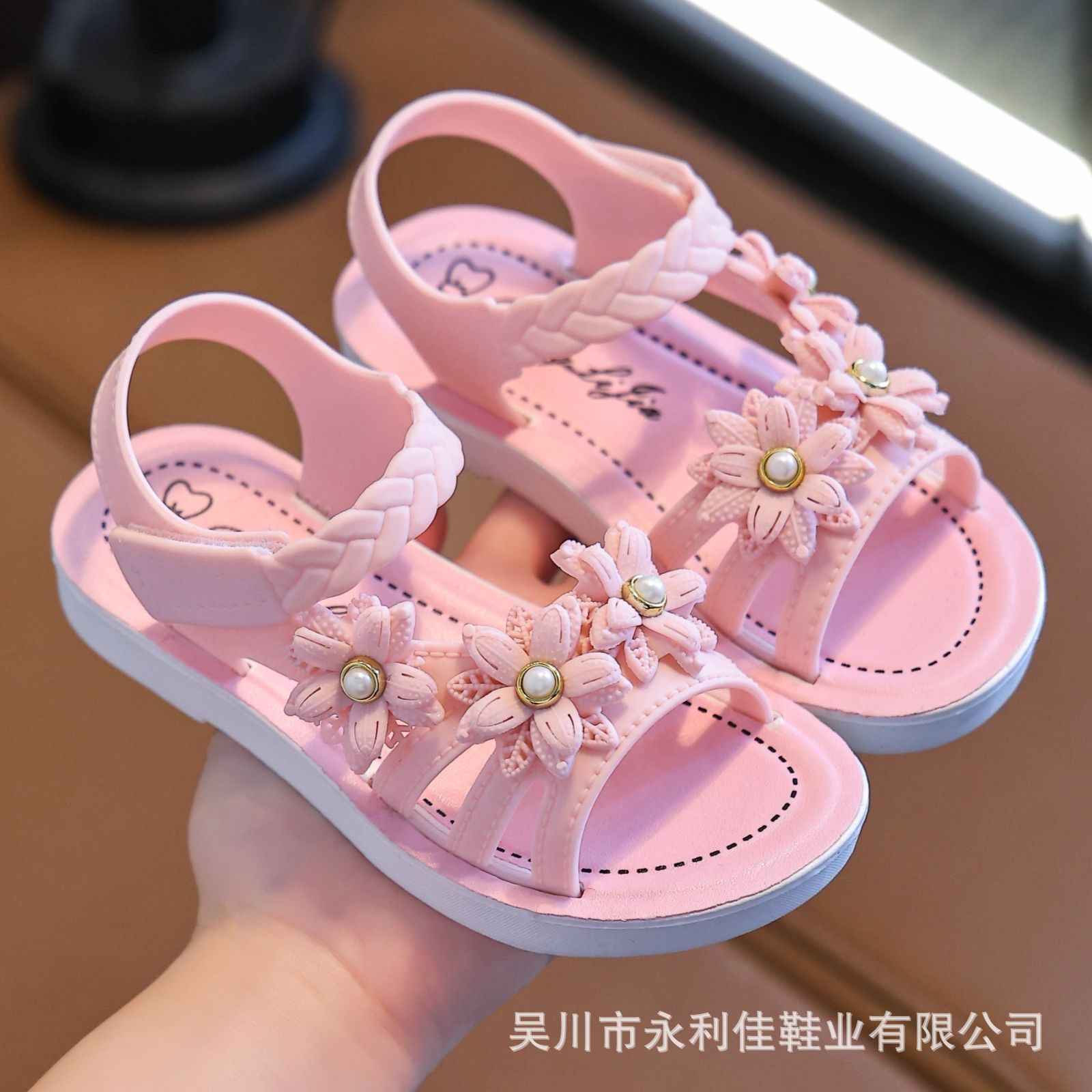 Sandalias de niñas de verano para niños pequeños y medianos nuevos zapatos de perlas de exportación fábrica directa al por mayor 8330 + 35