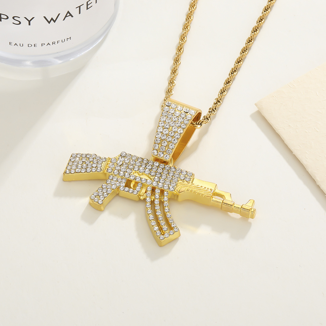 Cool y exagerado punk hip-hop hip-hop en Europa y América con collar colgante de pistola