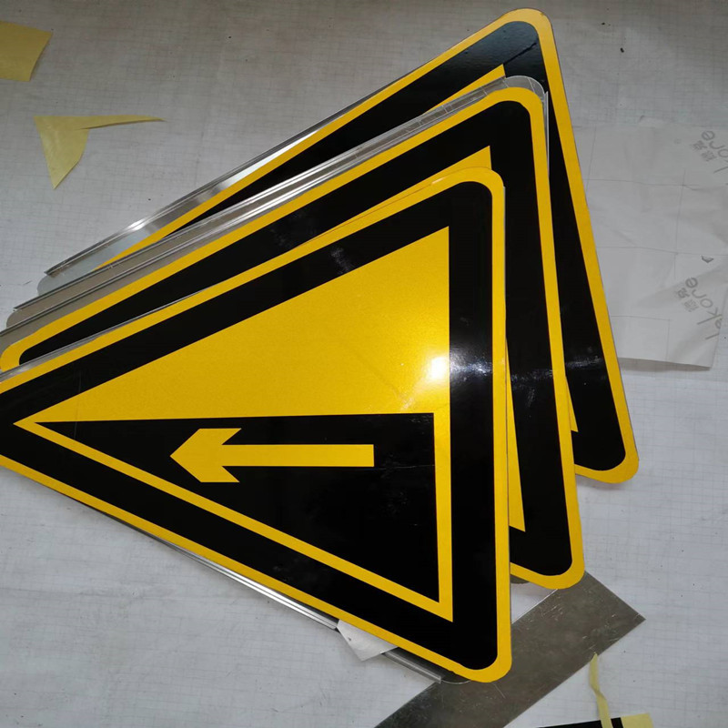 标牌厂家一手货源 道路安全指示牌 F杆导向牌 黄底黑字 铝三角牌