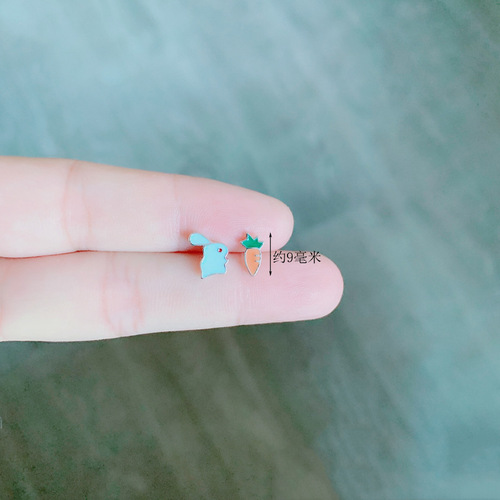 Elegant and fashionable small fragrance style S925 needle simple personalized earrings for women Korean jewelry oil-dropping four-leaf clover small earrings
