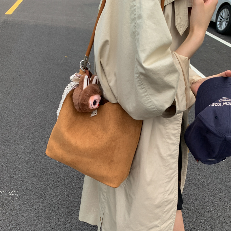 Bolsa de mano simple, bolso de hombro de mano, bolso de invierno de mujeres 2025, nuevo estilo universal de alta calidad, bolso de cubo de lujo ligero