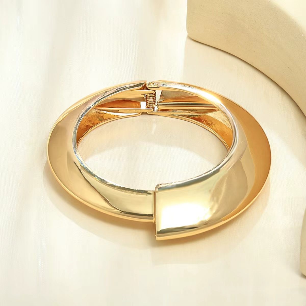 Joyería popular transfronteriza europea y americana, simple y moderna, pulsera de metal hueca de borde ancho, única y llamativa.