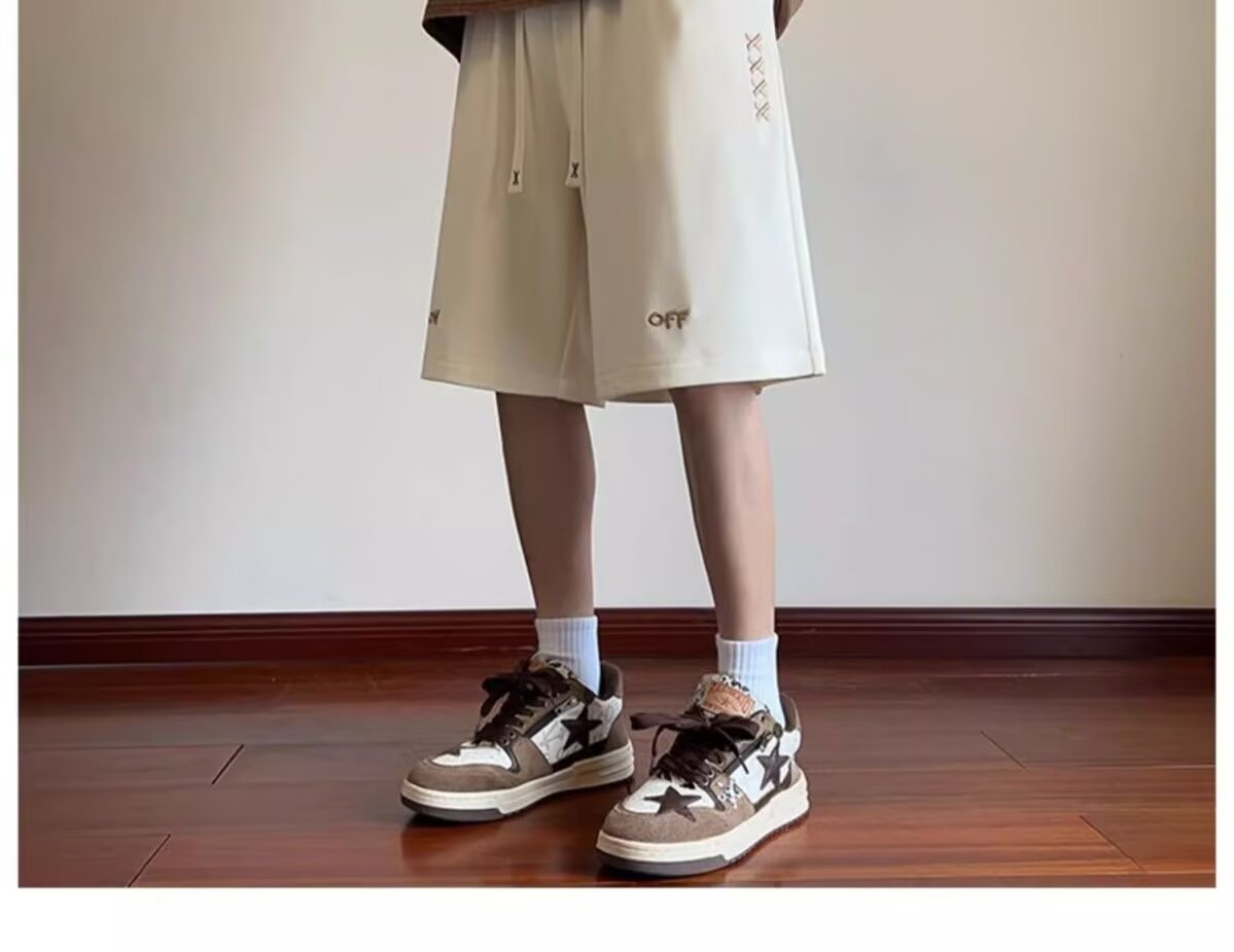 Pantalones cortos estadounidenses para hombres de verano delgados 2025 nuevos pantalones de moda sueltos pantalones deportivos de estilo de tendencia portugués