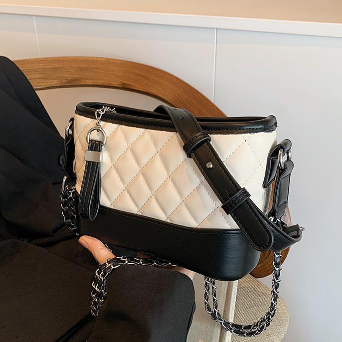 Este año, la popularidad de la cadena de diamante vagabundo 2024, nueva moda, bolso cuadrado exterior, bolso de cinturón en línea, explosión roja