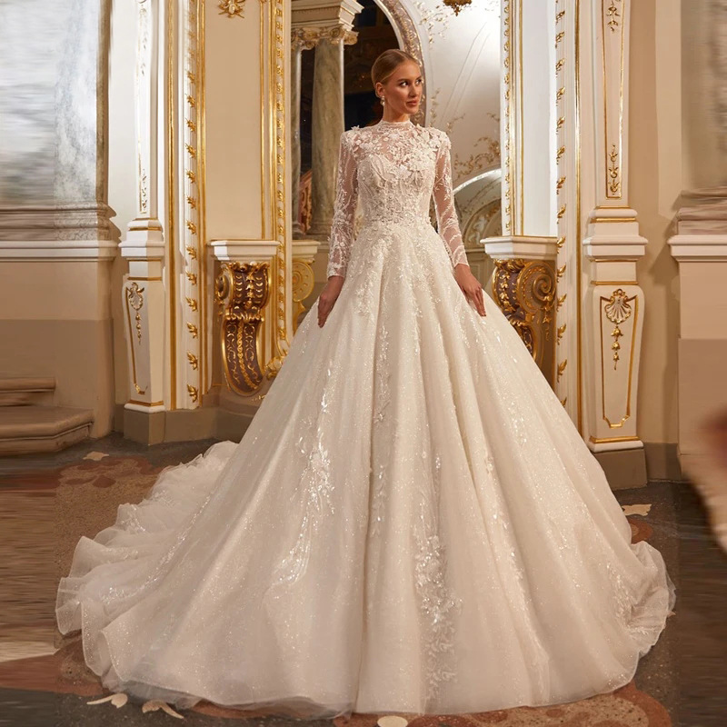 Vestido de novia de gala con cuello alto, encaje, mangas largas y silueta ajustada con cola