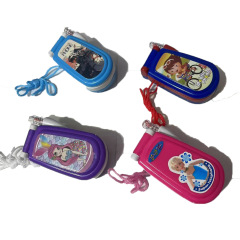 啓蒙玩具男の子の女の子が3曲の音楽携帯電話をめくって明かりをつけて公園のおもちゃを持っている