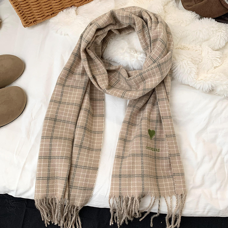 Bufandas de invierno femeninas de alta calidad 2025 nuevo estilo coreano de bordado universal amor retro bufandas a cuadros al por mayor