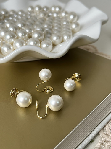French retro high-gloss pearl ear clip for women without pierced mosquito coil earrings high-end light luxury small light bulb new trend