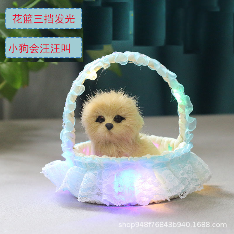 빛나는 바구니 (파란색) 노란색 개가 짖습니다.