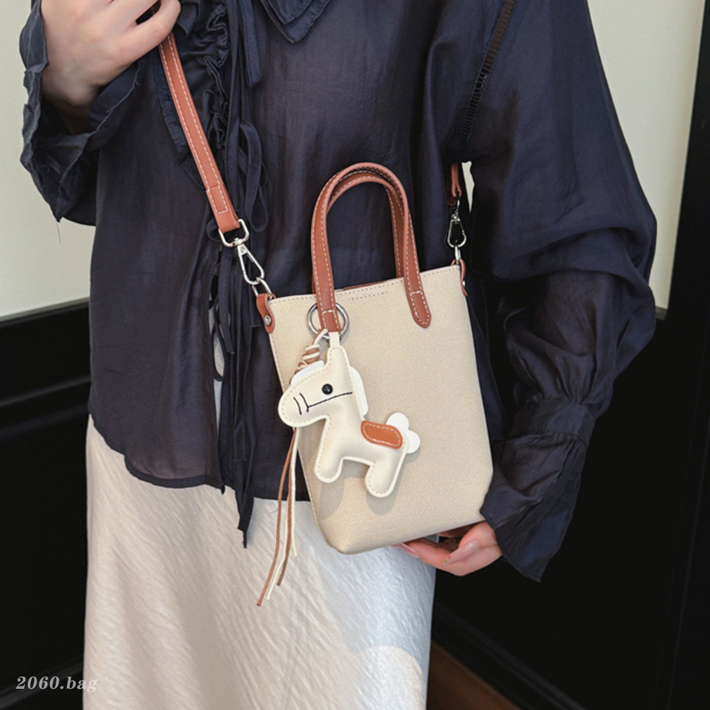 Casual nuevo bolso de verano de mujer inclinado 2026 cubo de hombro portátil versátil bolso pequeño teléfono móvil