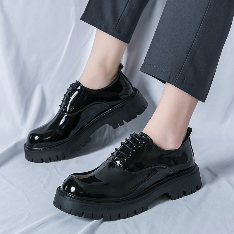 Zapatos de hombre de cuatro estaciones, zapatos de cuero casuales de tamaño grande transfronterizo, moda de moda, zapatos de cuero de suela gruesa juvenil, zapatos de novia brillante, moda de zapatos de boda