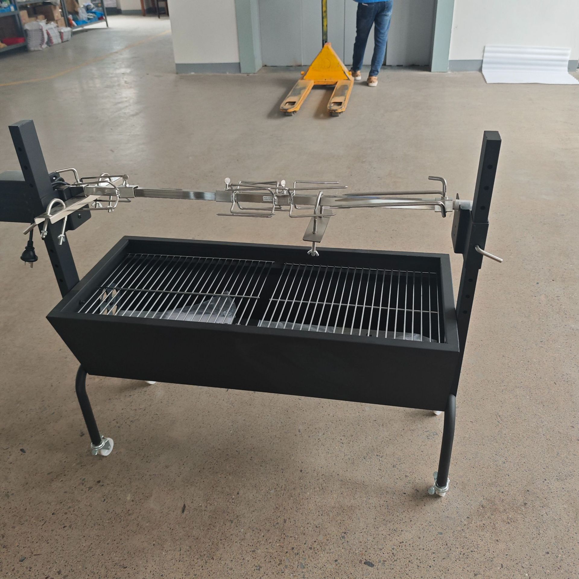 Fabricante directo para la parrilla europea y americana pequeña parrilla patio parrilla de carbono exterior Zibo parrilla parrilla set de herramientas de parrilla