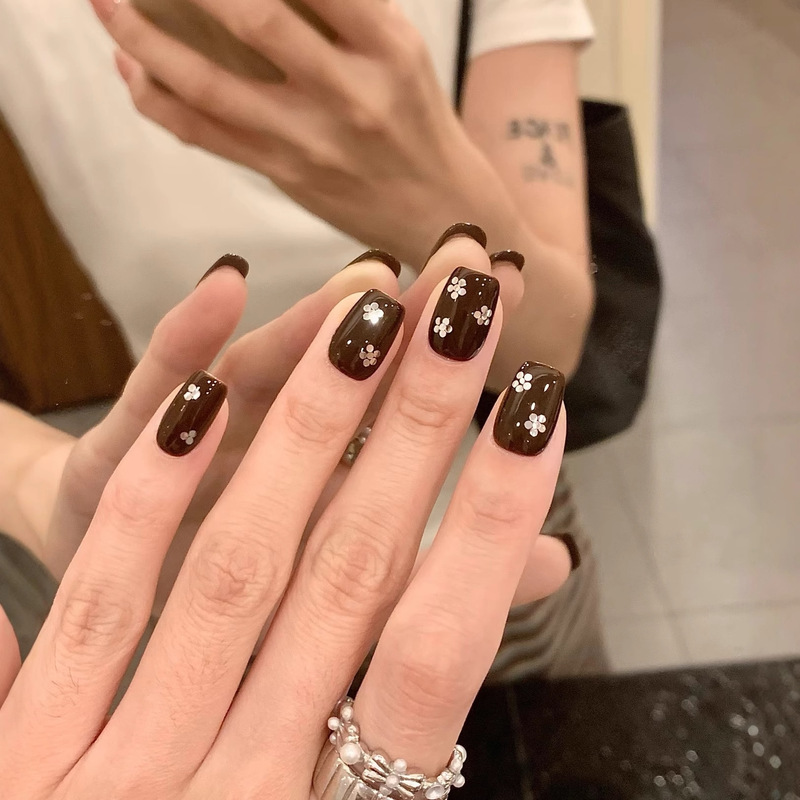 Autumn and Winter Nails Look Whiter, Small Silver Flower Coffee Color Simple Manicure Wholesale, Xiaohongshu Popular Live Broadcast, Pure Handmade Wearable Nails