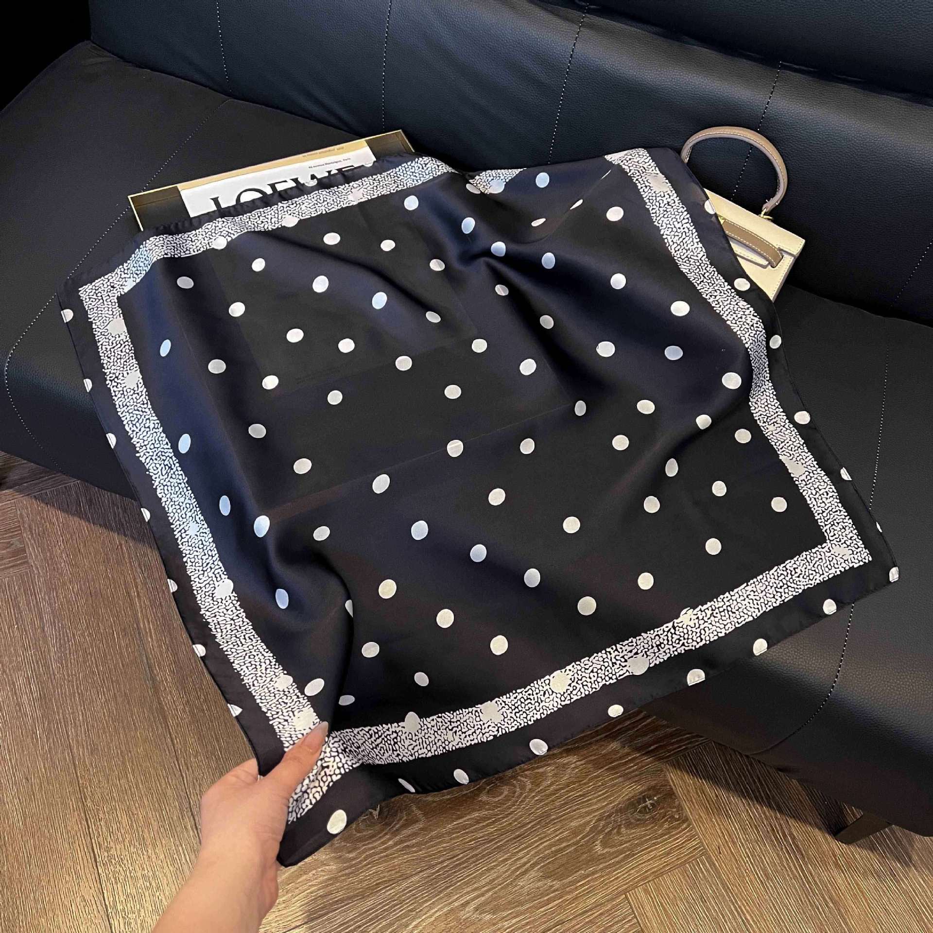 Transfronterizos nuevos bufandas de seda azul de alto nivel de seda cuadrada de simulación bufandas de moda de decoración de moda de combinación bolsa correa de pelo bufandas profesionales