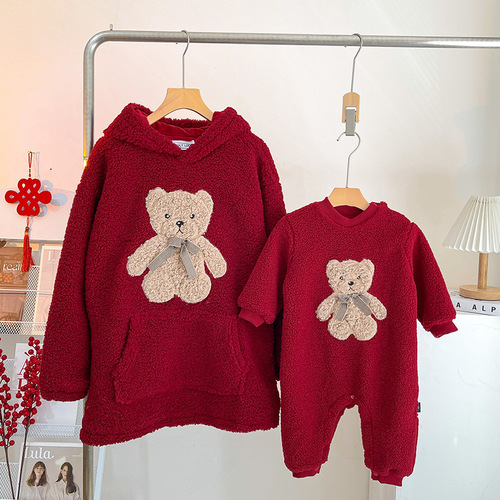 Red New Year's parent-child outfits for babies, New Year's Eve, family outfits for a family of three and four, plus velvet and thickened sweatshirts for New Year's greetings