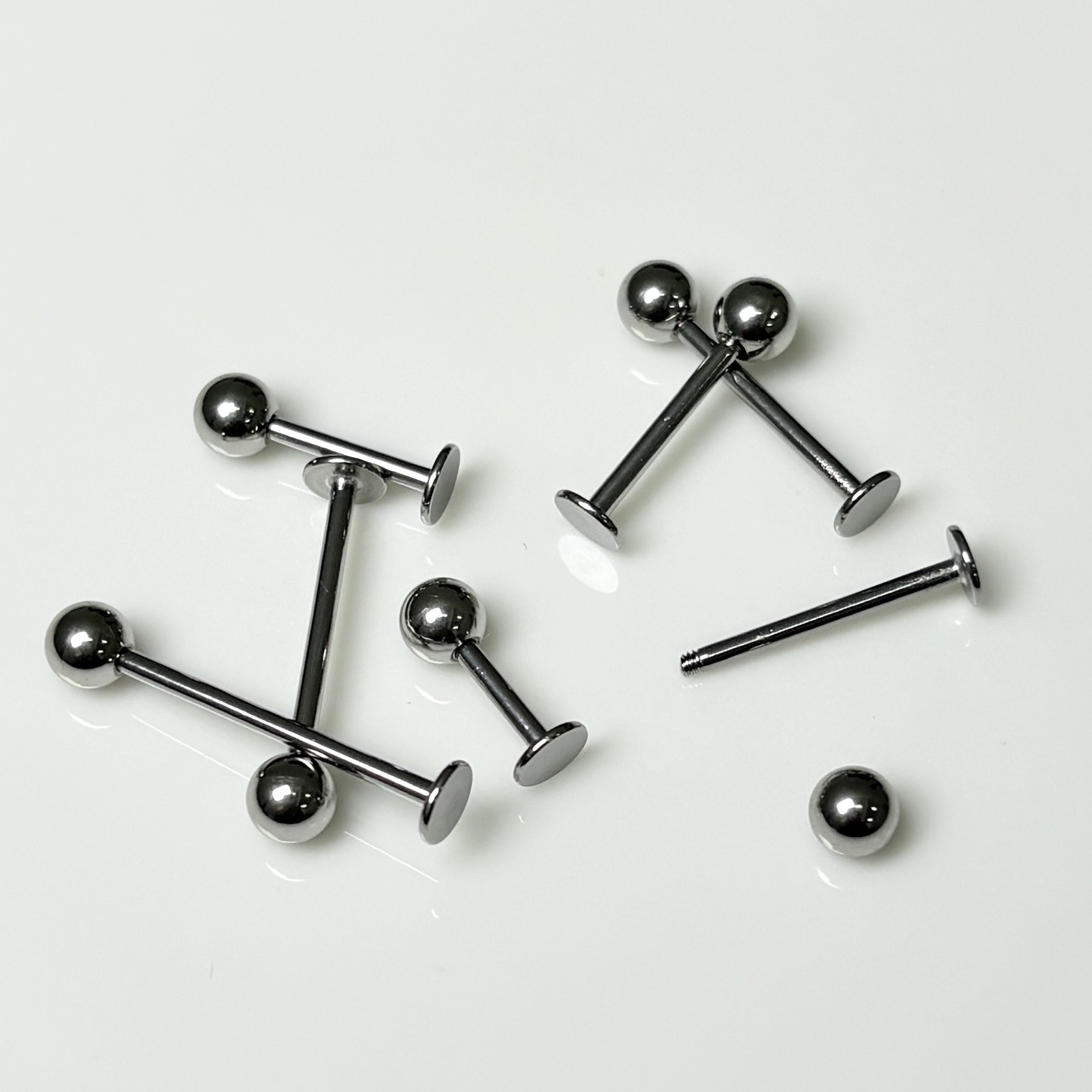 16G labret stud size and finish detail