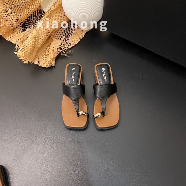 Zapatillas de botón de oro con soleas gruesas de alta calidad, zapatos de dedo de dedos para usar 06 verano nuevos zapatos de playa franceses en forma de herringe image 3