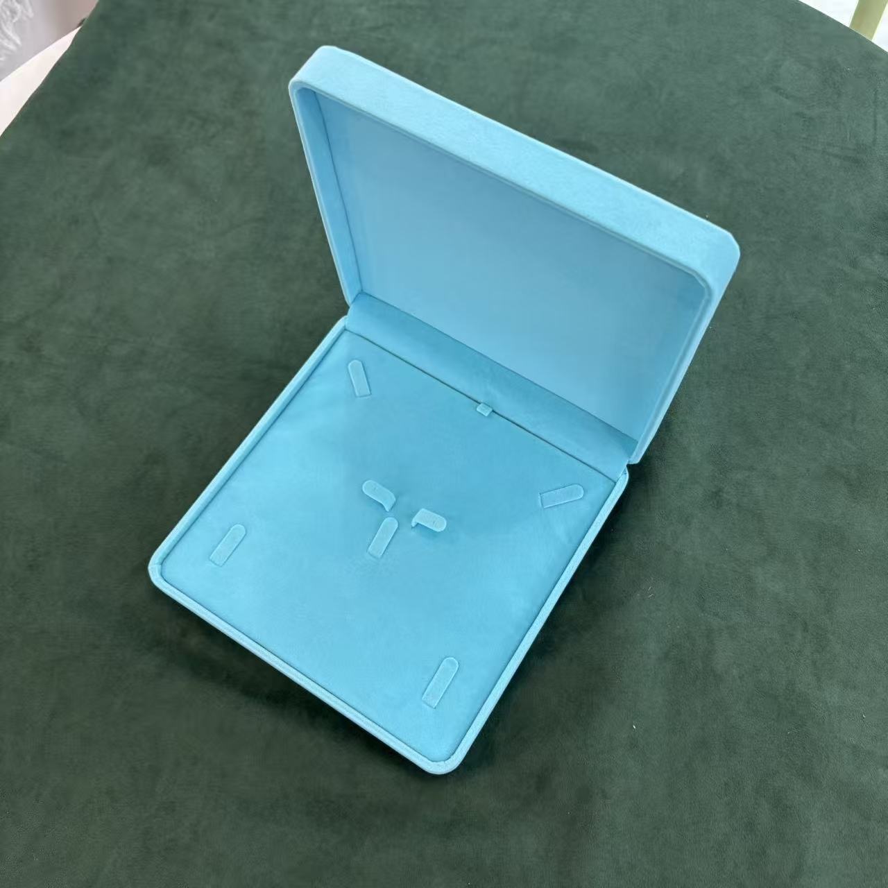 Modelo de franela - traje azul tiffany; Caja de joyería Pu-2