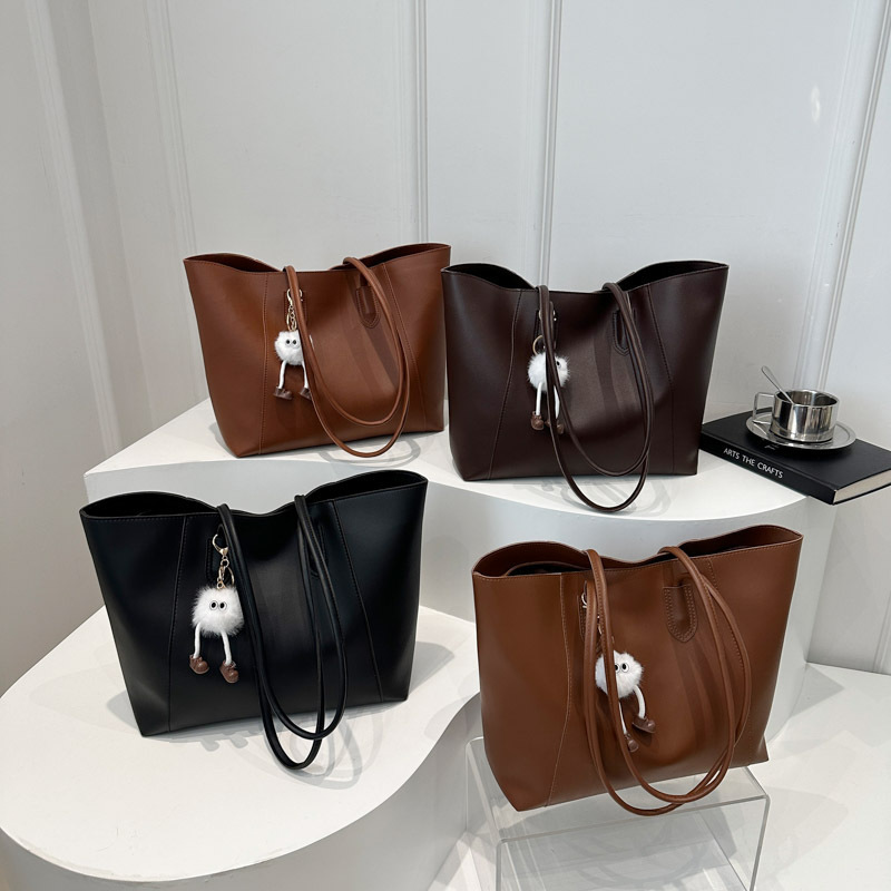 Retro New Large Capacity Upper New Pendant 2024 Commuter Casual Simple Pendant Autumn and Winter Shoulder Tote Women's Bag