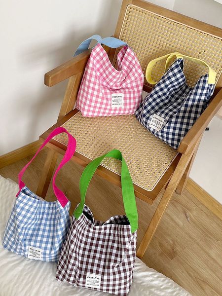 Capacious shoulder bag